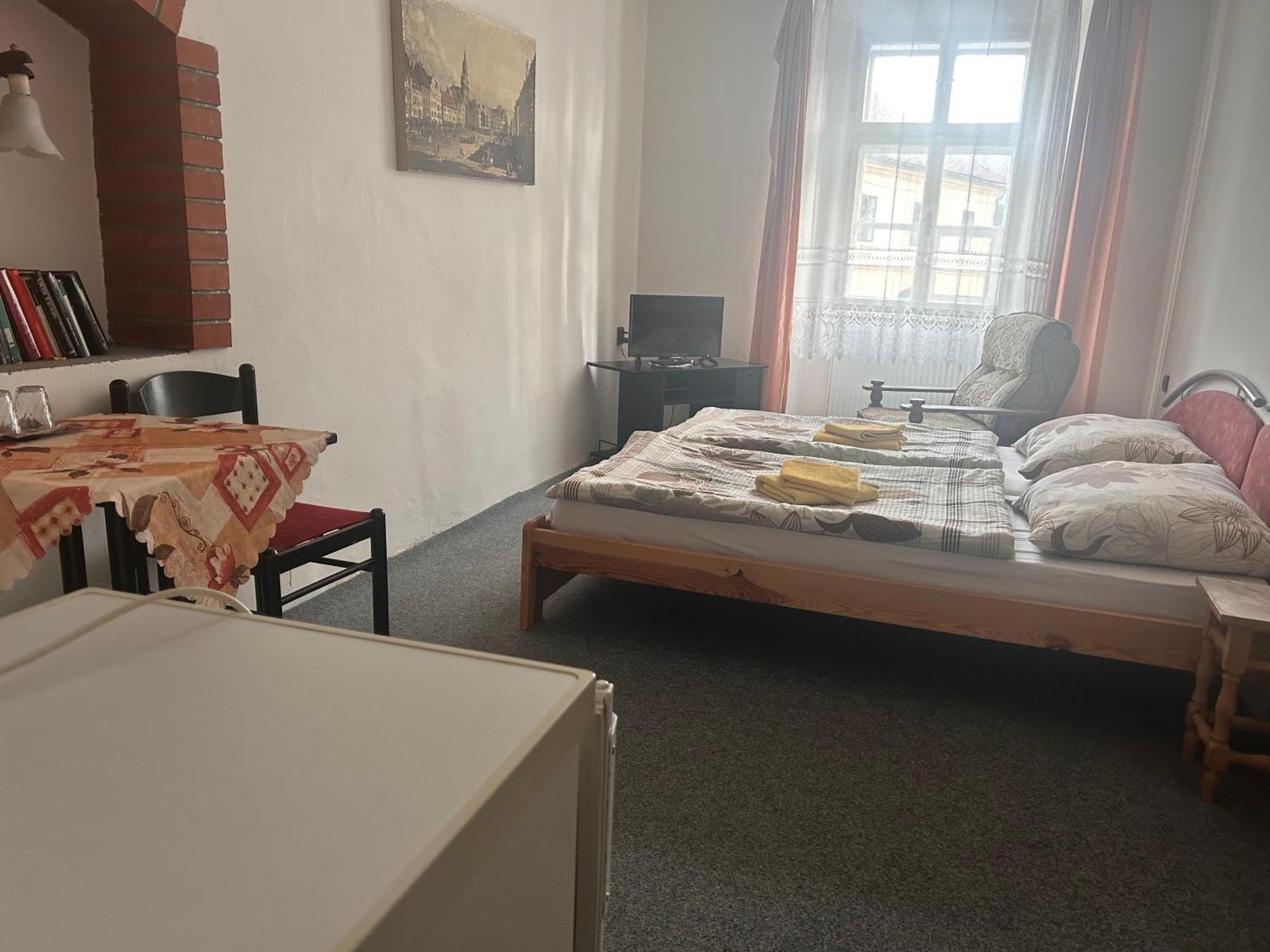 Restaurace A Penzion Podloubi Opocno Екстер'єр фото