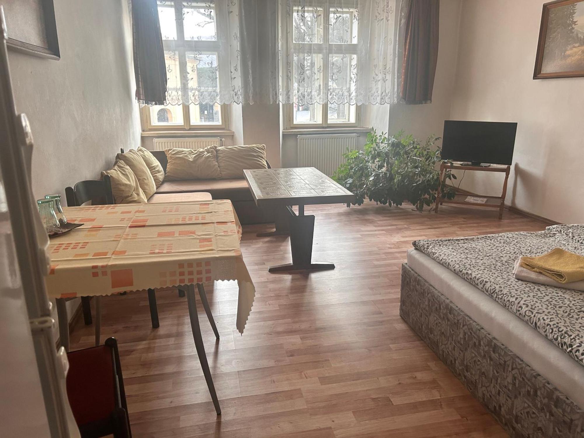Restaurace A Penzion Podloubi Opocno Екстер'єр фото