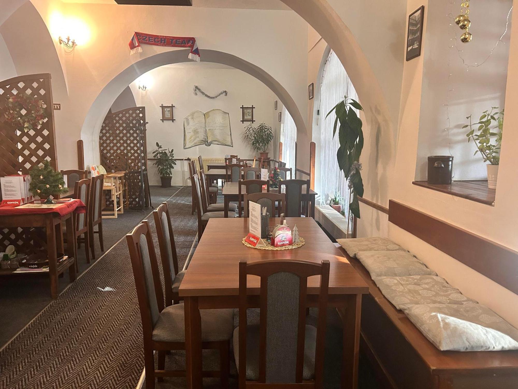 Restaurace A Penzion Podloubi Opocno Екстер'єр фото