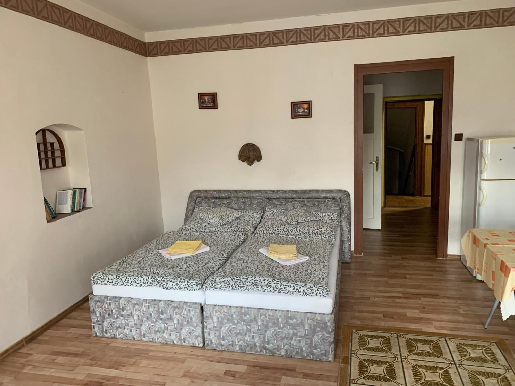 Restaurace A Penzion Podloubi Opocno Екстер'єр фото