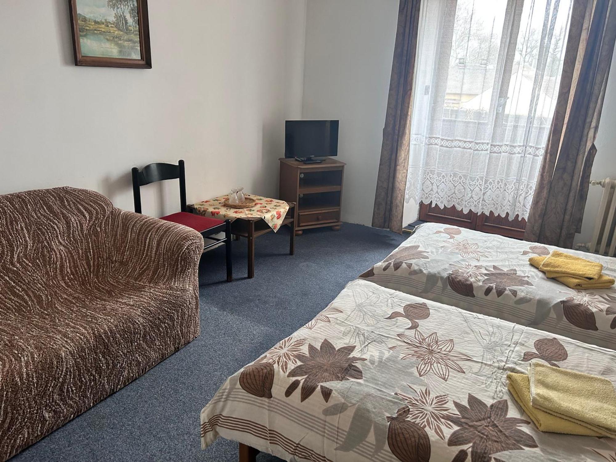 Restaurace A Penzion Podloubi Opocno Екстер'єр фото